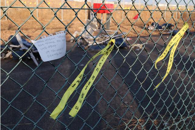 전남 무안군 무안국제공항 제주항공 참사 현장에 손편지와 리본이 매달려 있다. 정용일 선임기자 yongil@hani.co.kr