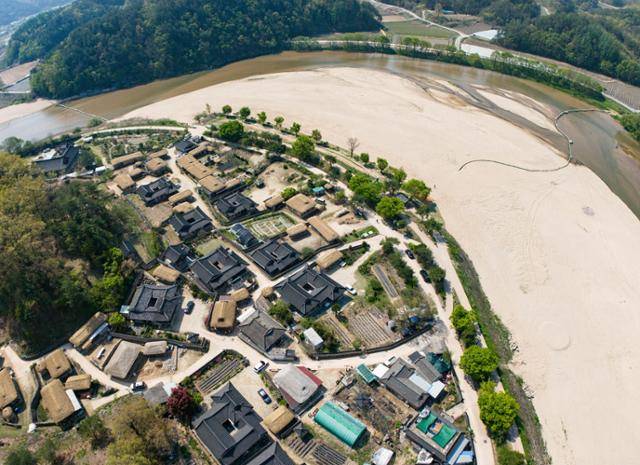 경북 영주시 무섬마을 주위를 내성천이 휘감듯 흐르고 있다.