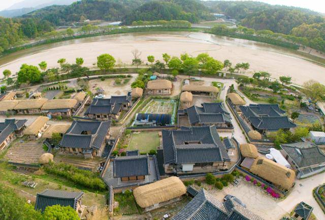 경북 영주시 무섬마을에 수백 년 된 고택과 초가들이 모여 있다.