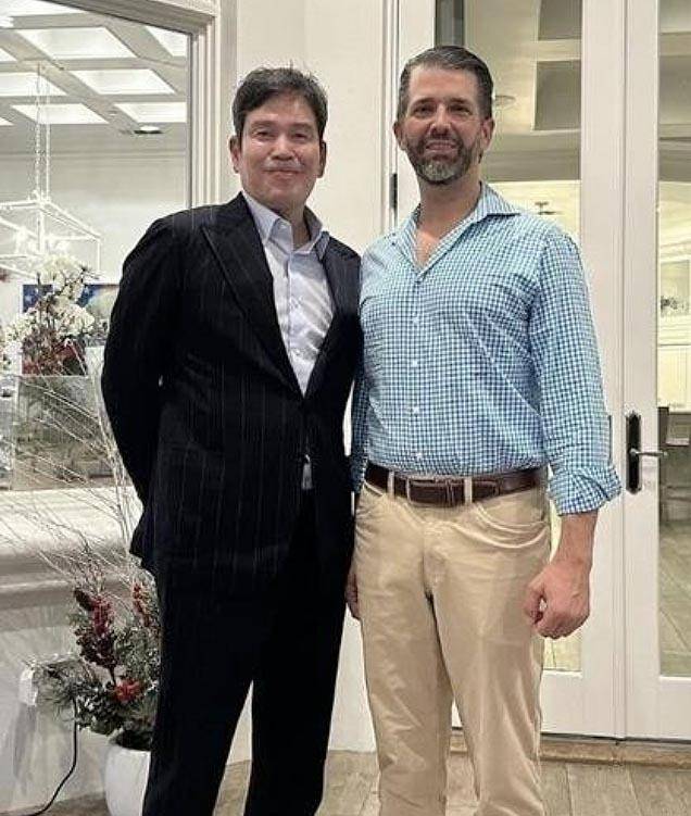 신세계그룹 회장과 트럼프 주니어. 정용진 회장 사회관계망서비스(SNS) 캡처. 정용진(왼쪽) 신세계그룹 회장이 지난 1월 도널드 트럼프 미국 대통령 당선자의 장남인 트럼프 주니어와 만난 후 인스타그램에 올린 사진