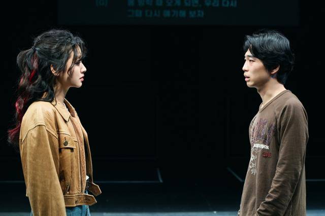 연극 '생추어리 시티'. 두산아트센터 제공