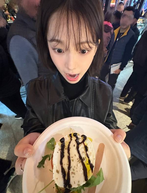 그룹 에스파 멤버 카리나(25)가 여행 중에도 건강한 식사를 하는 모습을 보였다./사진=카리나 인스타그램 캡처