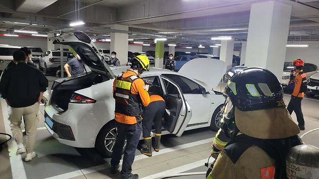 오늘(30일) 새벽 제주시 영평동의 한 아파트 지하주차장에서 충전 중인 전기차에서 연기가 발생했다. (사진, 제주소방안전본부)