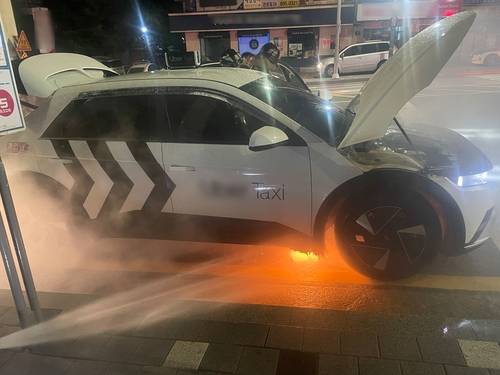 30일 오전 부산 부산진구 전기차 택시 차량 화재 현장. 사진 부산소방재난본부