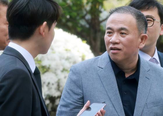 윤석열 전 대통령 부부 공천 개입 의혹의 핵심 인물인 명태균 씨가 30일 오전 검찰 조사를 받기 위해 서울 서초구 서울고검 청사로 출석하며 취재진의 질문에 답하고 있다. 뉴스1