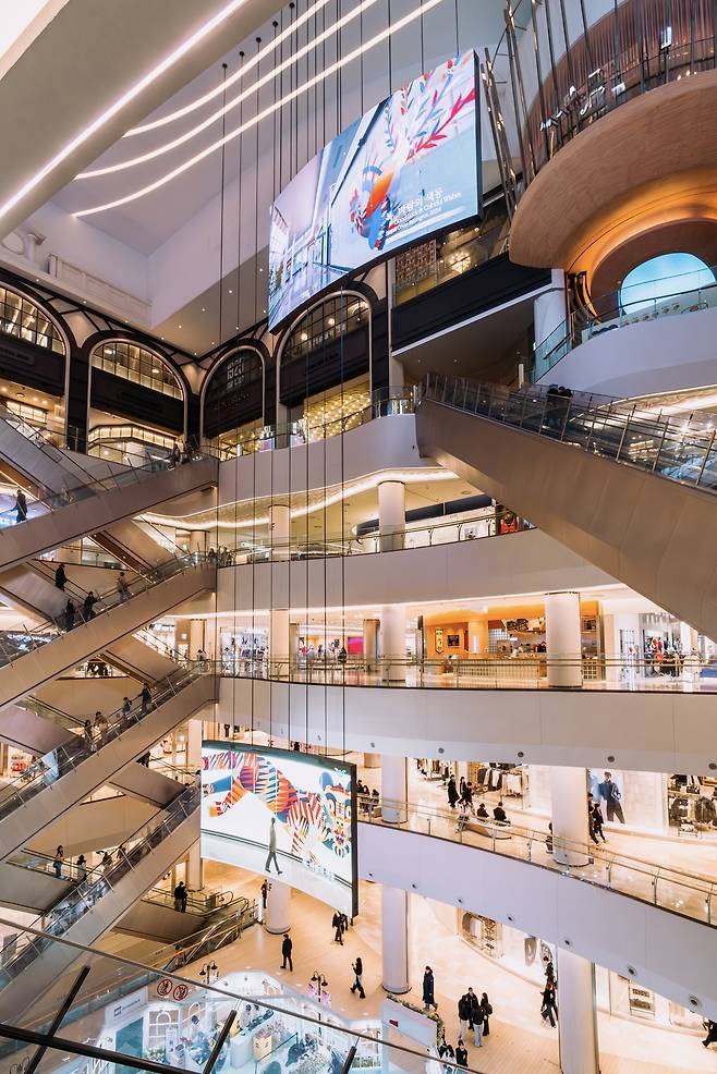 롯데월드몰에 설치된 미디어 샹들리에. 롯데물산 제공