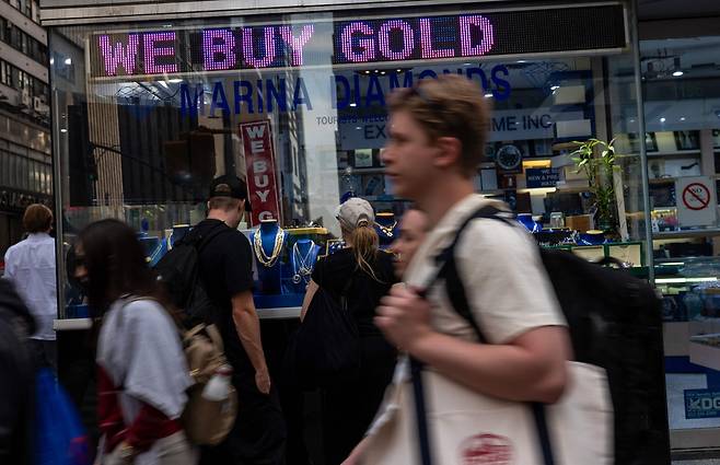 29일(현지시간) 미국 뉴욕 맨해튼의 보석상 앞을 시민들이 지나가고 있다. 미국발 관세전쟁의 여파로 금융시장이 흔들리면서 안전자산인 금의 가치가 높아져 금 가격이 온스당 3400달러를 넘어섰다.AFP연합뉴스