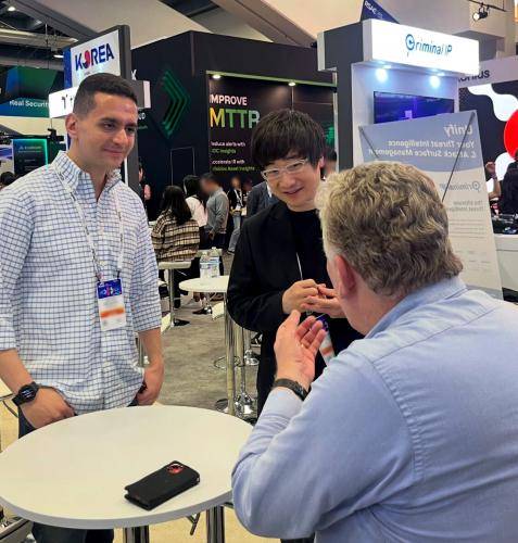 RSAC 2025 현장에서 성사된 글로벌 기업과의 미팅을 진행하는 AI스페라 관계자 (제공=AI스페라)