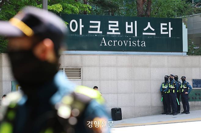 검찰이 윤석열 전 대통령 부부의 사저를 압수수색한 30일 서울 서초구 윤 전 대통령 사저 앞에서 경찰이 경계 근무를 서고 있다. 정효진 기자