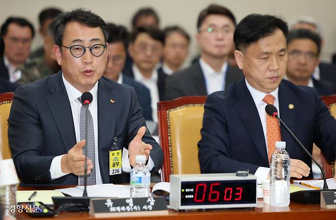 “최태원 회장도, 저도 유심 교체 안 했다” 유영상 SK텔레콤 사장이 30일 국회 과학기술정보방송통신위원회 청문회에서 의원 질의에 답하고 있다. 박민규 선임기자