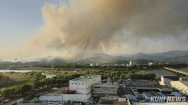 대구 북구 함지산에서 재발화된 불이 다시 확산되면서 또 다시 주민 대피령이 내려졌다. 최태욱 기자