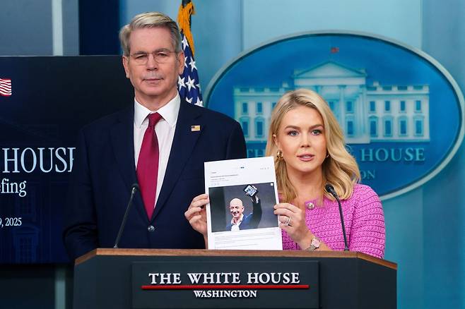 캐럴라인 레빗 백악관 대변인이 29일(현지시간) 백악관 기자실에서 아마존 창업자 제프 베이조스의 사진을 들고 아마존을 비판하고 있다. 연합뉴스