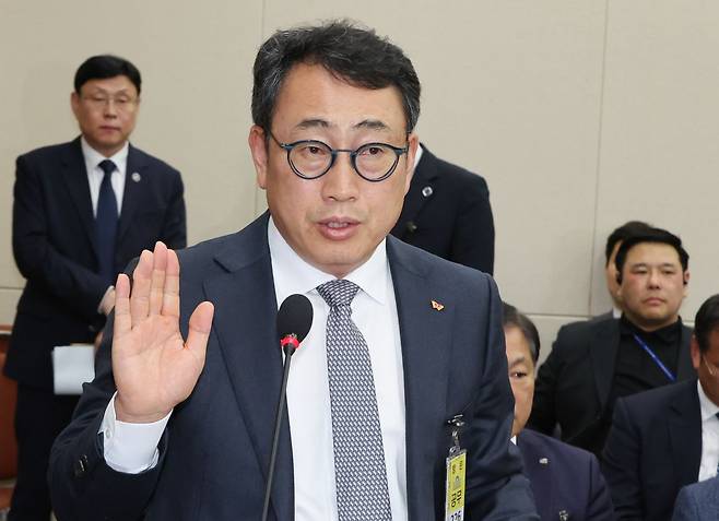유영상 SK텔레콤 대표이사가 30일 서울 여의도 국회 과학기술정보방송통신위원회의에서 열린 방송통신 분야 청문회에서 증인선서를 하고 있다. 연합뉴스