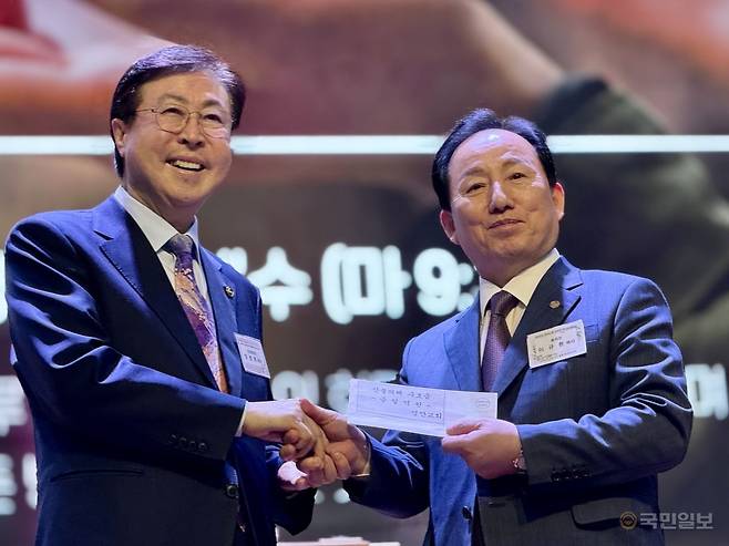 양병희(왼쪽) 영안교회 목사가 지난 28일 강원도 평창 한화리조트에서 열린 전국 노회 임원 워크숍에서 이규환 예장백석 총회장에게 청송 목계교회 재건을 위한 헌금 1억원을 전달했다.