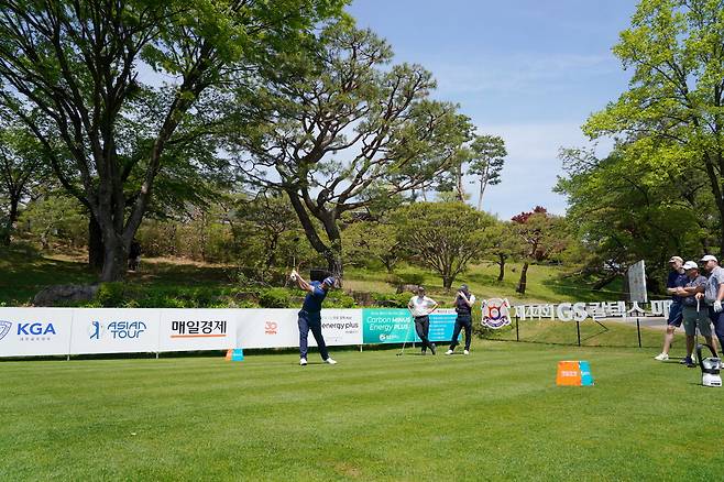 30일 성남 남서울CC에서 열린 제 44회 GS칼텍스 매경오픈 연습 라운드에서 아시안투어 뉴질랜드오픈 우승자 라이언 피크(호주)가 티샷을 하고 있다. 대회조직위