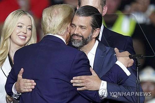 부친과 포옹하는 실세 트럼프 주니어. AP 연합뉴스