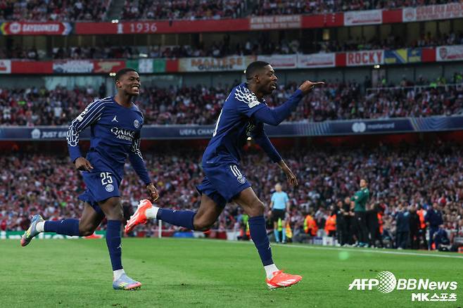 파리 생제르맹이 UCL 준결승 1차전 아스널 원정에서 1-0으로 이겼다. 이날 결승골을 터뜨린 우스만 뎀벨레가 기뻐하고 있다(사진 오른쪽). 사진=AFPBBNews=News1