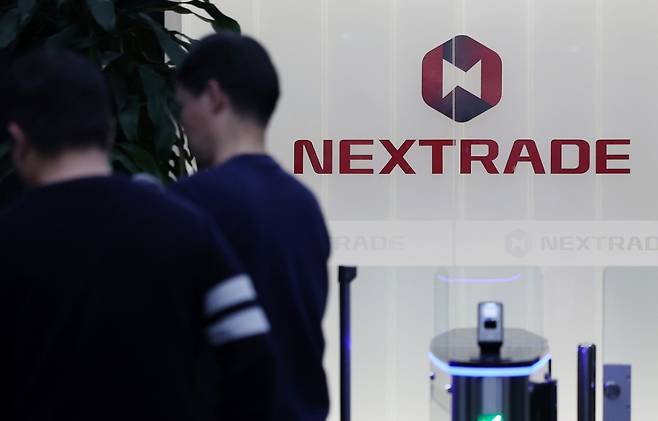 (서울=뉴스1) 김진환 기자 = 24일 서울 영등포구 여의도 넥스트레이드 사무실에서 직원들이 오가고 있다. 국내 최초 대체거래소(ATS) 넥스트레이드에서 이날부터 거래 가능한 종목이 기존 110개에서 350개로 확대된다. 삼성전자, SK하이닉스 등 코스피·코스닥 시가총액 상위 종목들이 포함되며, 코스피200·코스닥150 구성 종목도 모두 거래할 수 있다. 2025.3.24/뉴스1 Copyright (C) 뉴스1. All rights reserved. 무단 전재 및 재배포, AI학습 이용 금지. /사진=(서울=뉴스1) 김진환 기자