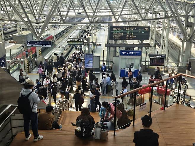 30일 오전 서울 중구 서울역에 부산행 열차를 다려는 여행객들이 대기하고 있다. /사진=박상혁 기자.