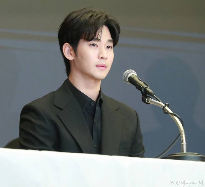 배우 김수현. 사진은 지난3월31일 오후 서울 마포구 상암동 스탠포드호텔에서 진행된 기자회견에 참석한 모습. /사진=이동훈 기자 photoguy@