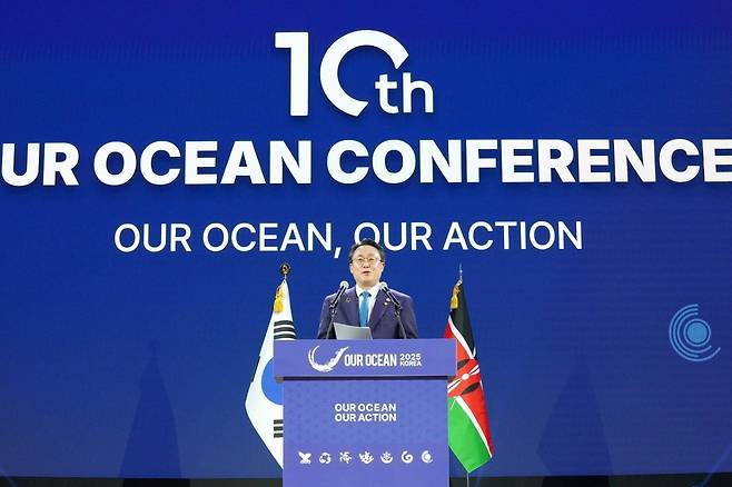 강도형 해수부 장관이 30일 부산에서 열린 제10차 아워오션 콘퍼런스(OOC) 폐막식 폐회사를 하고 있다./사진=해수부 제공