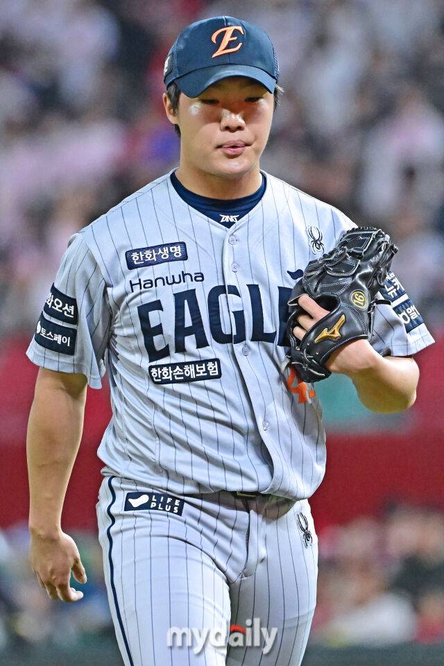 17일 인천 SSG랜더스필드에서 열린 '2025 신한 SOL BANK KBO리그' 한화 이글스와 SSG랜더스 경기. 한화 정우주가 8회말 교체되 마운드에 올라 무실점으로 이닝을 마무리하고 더그아웃으로 들어서고 있다./마이데일리
