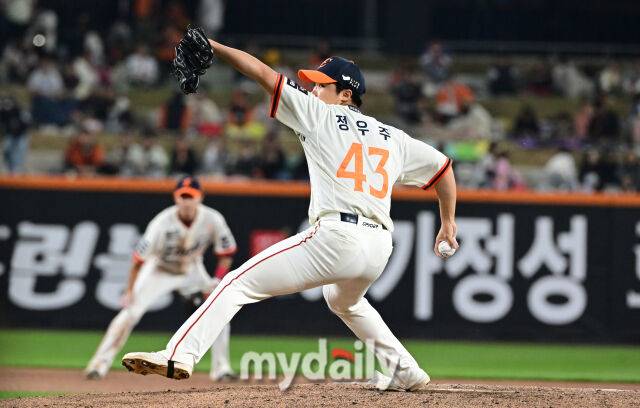 2025년 4월 11일 오후 대전 한화생명 볼파크에서 진행된 '2025 신한 SOL뱅크 KBO 리그' 키움 히어로즈와 한화 이글스의 경기. 한화 정우주가 9회초 역투하고 있다./마이데일리