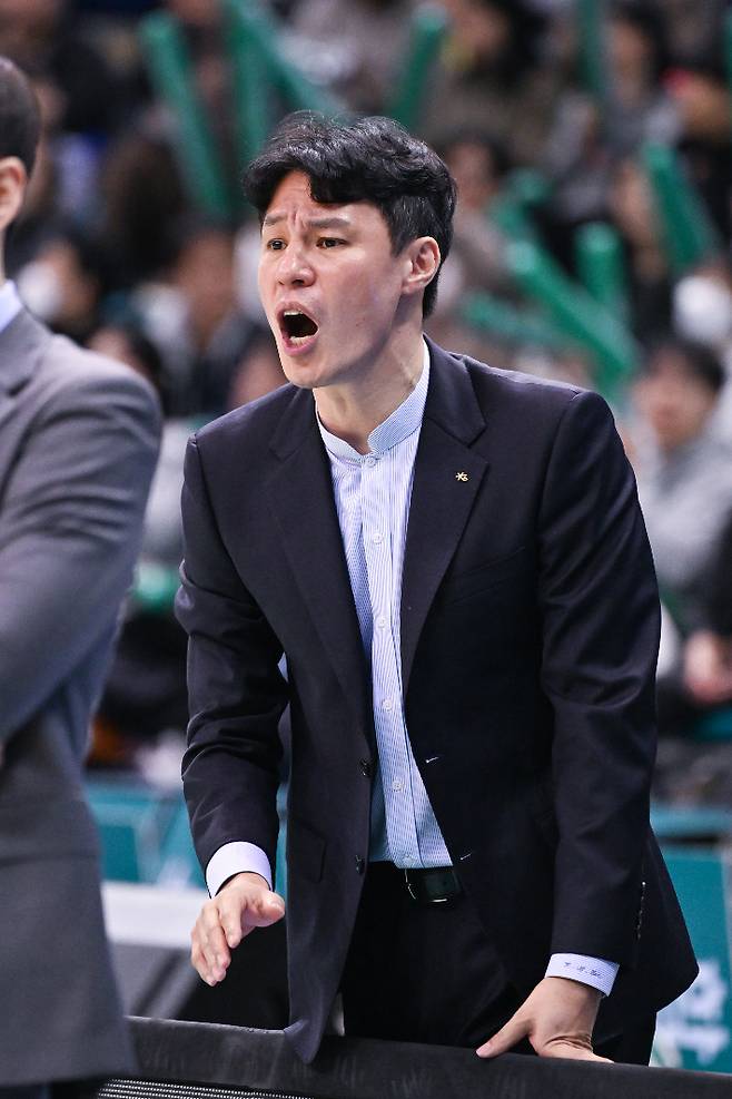 진경석 코치. WKBL