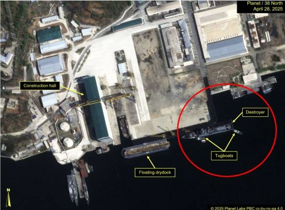 2025년 4월 28일(현지시간) 민간 위성 서비스 플래닛랩스가 촬영한 위성 사진은 북한의 5000t급 신형 구축함 ‘최현함’(최현호)이 25일 진수식을 가진 지 사흘 만에 다시 건선거 쪽으로 옮겨지는 모습을 보여준다. 출처=플래닛랩스