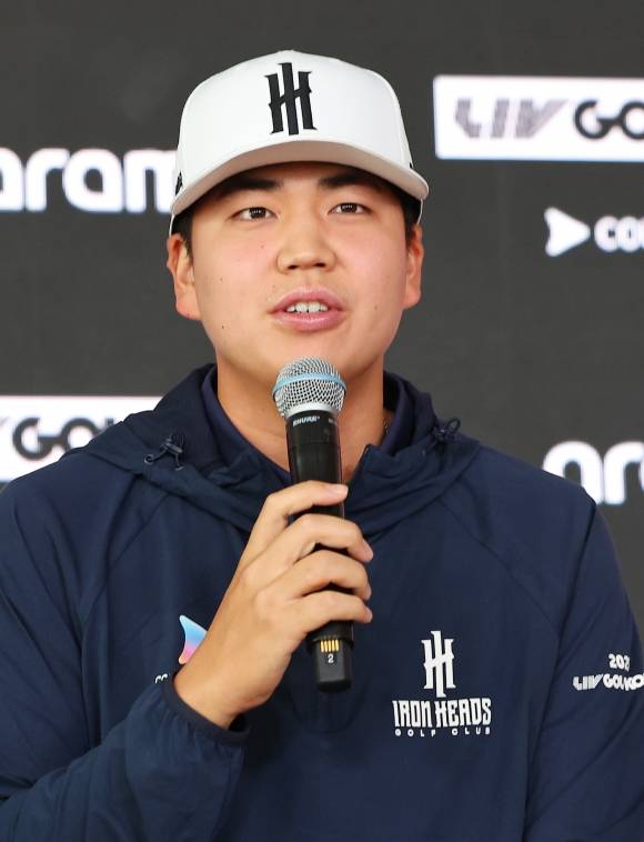 질문에 답하는 장유빈 - 질문에 답하는 장유빈 (인천=연합뉴스) 임순석 기자 = LIV 골프 코리아 경기를 앞두고 30일 인천 송도 잭 니클라우스 골프클럽 코리아에서 열린 ‘아이언 헤드’팀 기자회견에서 장유빈이 취재진 질문에 답하고 있다. 2025.4.30 soonseok02@yna.co.kr (끝) <저작권자(c) 연합뉴스, 무단 전재-재배포, AI 학습 및 활용 금지>