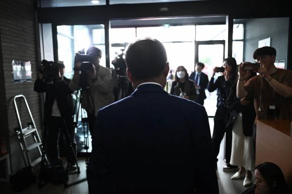 홍준표 후보가 29일 서울 여의도 국민의힘 당사에서 열린 제21대 대통령 후보자 국민의힘 3차 경선 진출자 발표 행사에서 탈락 발표가 난 후 퇴장하고 있다. 2025.4.29 홍윤기 기자