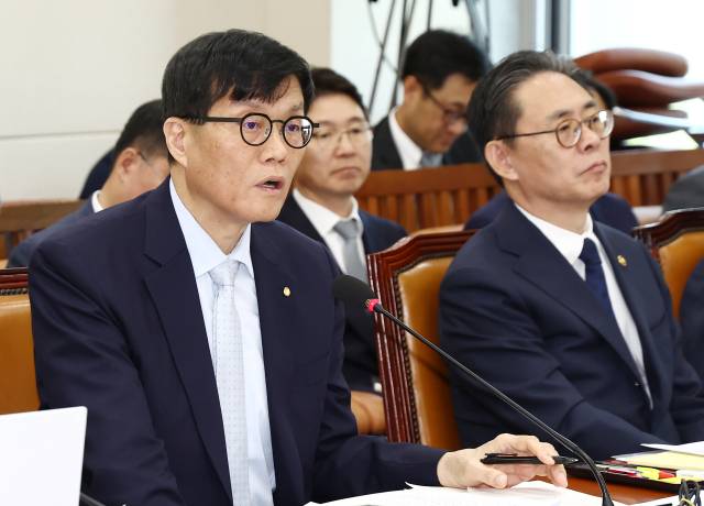이창용(왼쪽) 한국은행 총재가 30일 국회 기획재정위원회 전체회의에서 발언하고 있다. 뉴스1