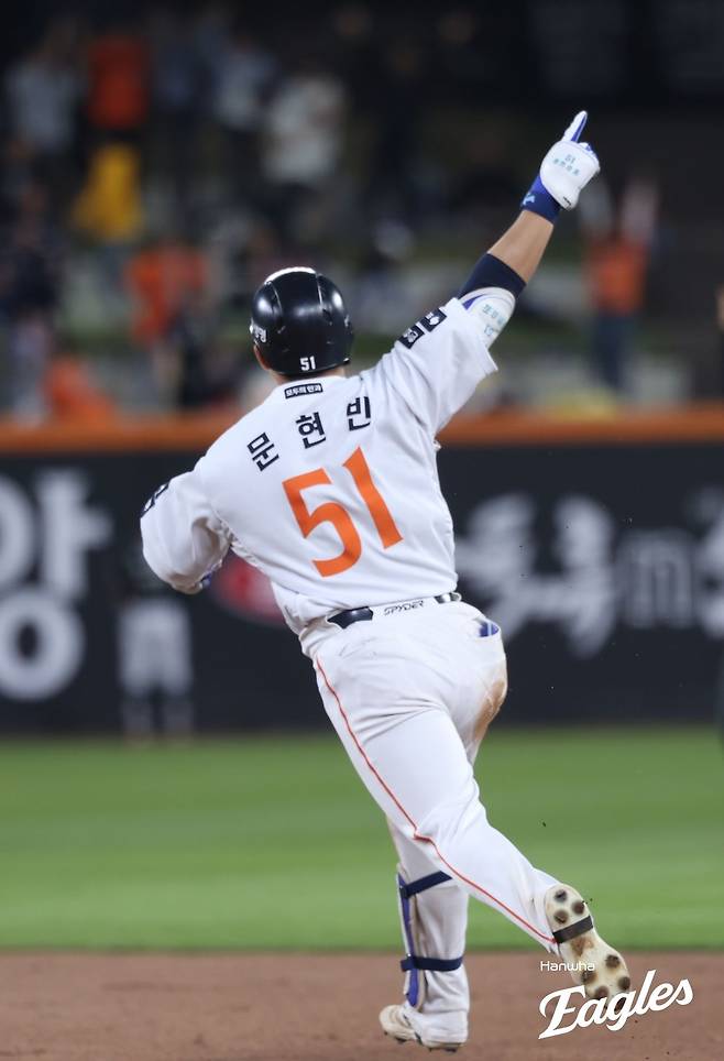 한화 문현빈이 30일 대전 LG전에서 쐐기포를 터트린 뒤 기뻐하고 있다. 한화 이글스 제공