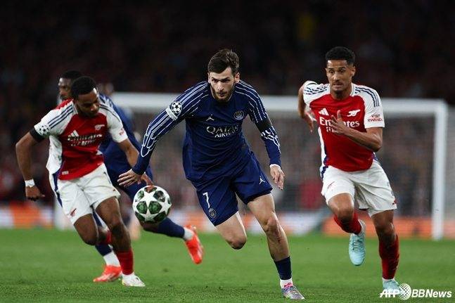 흐비차 크라바츠헬리아(가운데)가 30일 오전 4시(한국시간) 영국 런던의 에미레이츠 스타디움에서 열린 2024~2025시즌 유럽축구연맹(UEFA) 챔피언스리그(UCL) 4강 1차전에서 돌파를 시도하고 있다. /AFPBBNews=뉴스1