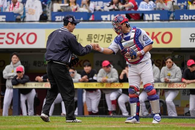 2024 한국시리즈 4차전 시구를 마치고 강민호와 악수를 하고 있는 구본길(왼쪽). /사진=삼성 라이온즈 제공