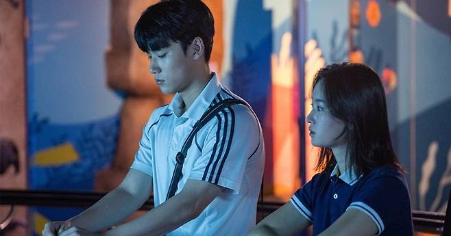 ‘보이 인더 풀’ 사진|트리플픽쳐스