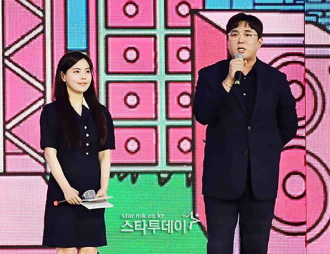 MC배와 최규연 아나운서가 오프닝 멘트를 하고 있다. <강영국 기자>