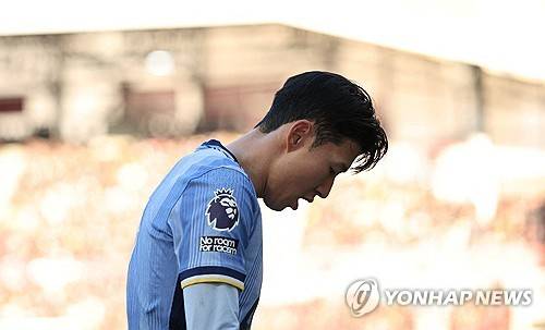 토트넘 팬 매체 '토트넘 홋스퍼 뉴스'는 지난 29일(한국시간) 다가오는 보되/글림트(노르웨이)와의 유럽축구연맹(UEFA) 유로파리그 4강 1차전에 나설 예상 선발 라인업을 내놨다. 손흥민의 자리는 또 없다. 연합뉴스