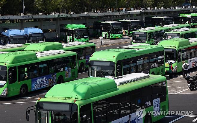 서울 시내버스 노사, 오늘 막판 임금협상 (서울=연합뉴스) 윤동진 기자 = 서울 시내버스 노조의 쟁의행위 예고일을 하루 앞둔 29일 서울의 한 버스 차고지에 버스들이 주차돼 있다.
전국자동차노동조합연맹 서울시버스노동조합에 따르면 서울 시내버스 노사는 이날 오후 5시부터 서울 영등포구 서울지방노동위원회에서 임금 인상 등 안건을 두고 조정회의를 연다. 2025.4.29 mon@yna.co.kr