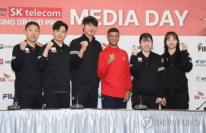 SK텔레콤 국제그랑프리 미디어데이 (서울=연합뉴스) 서명곤 기자 = 30일 서울 송파구 올림픽파크텔에서 열린 '2025 서울 SK텔레콤 국제그랑프리' 미디어데이에서 오상욱을 비롯한 선수들이 포즈를 취하고 있다. 왼쪽부터 박상원, 구본길, 오상욱, 파레스 페르자니, 전하영, 최세빈. 2025.4.30 seephoto@yna.co.kr