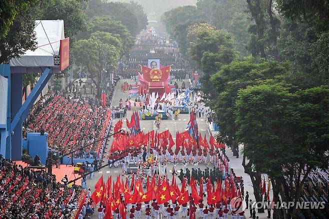 베트남, 종전·통일 50주년 초대형 퍼레이드로 자축 (호찌민 AFP=연합뉴스) 30일(현지시간) 베트남 호찌민에서 열린 베트남전 종전·통일 50주년 기념 퍼레이드. 2025.04.30