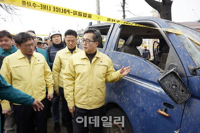 지난 3월 7일 오후 김동연 경기도지사가 포천시 이동면 노곡리 낭유대교 인근의 폭탄 오발사고 현장점검을 하고 있다.(사진=경기도)