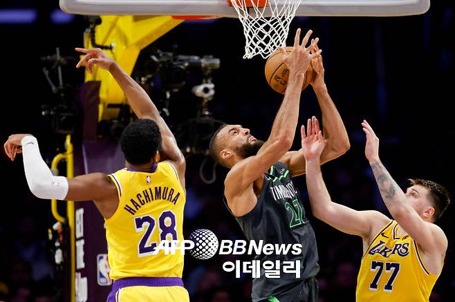 미네소타 팀버울브스의 센터 루디 고베어가 LA레이커스 선수들 사이에서 리바운드를 잡아내고 있다. 사진=AFPBBNews