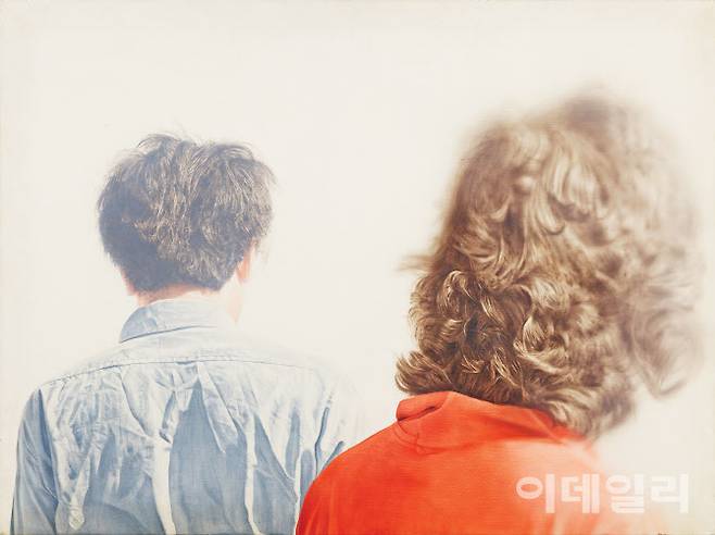 이석주의 ‘일상’(1985). 거리나 주변에서 마주친 어떤 상황 속 인물을 꺼냈다. ‘누구나’가 될 수 있는 남녀의 뒷모습을 극사실적으로 그리고 별다른 입장을 취하지 않은 듯한 객관성을 가장해 일상의 무의미함을 헤집는다. “집단적 일상에서 자신의 존재를 자각·확인하고 싶은 욕망에서 비롯됐다”는 이 작업은 1970년대 치열하게 매달린 ‘벽’ 연작 이후 벽으로 상징한 상황을 넘어서는 계기가 됐다. 6월 26일 국립현대미술관 과천에서 개막하는 ‘MMCA 과천 상설전: 한국근현대미술Ⅱ’에 걸린다. 캔버스에 아크릴릭 물감, 97×129.7㎝. 국립현대미술관 소장.