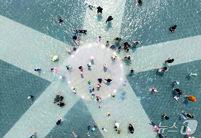 홍성군은 어린이날 연휴를 맞아 오는 3일부터 6일까지 남당항을 찾는 가족단위 방문객들이 증가할 것으로 예상하며 남당항 해양분수공원 음악분수 운영 일정을 일부 조정해 운영한다고 밝혔다. (홍성군 제공. 재판매 및 DB 금지) 2025.5.1/뉴스1