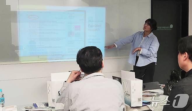 이영원 신교무역 대표가 하이큐펫츠 후코시리즈 영양제의 연구 결과를 소개하고 있다. ⓒ 뉴스1 한송아 기자