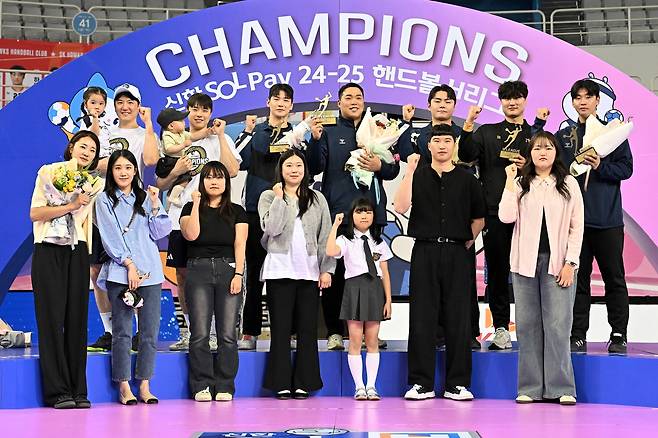 H리그에선 선수는 물론 가족과 팬들도 함께 단체사진을 찍는다.(KOHA 제공)
