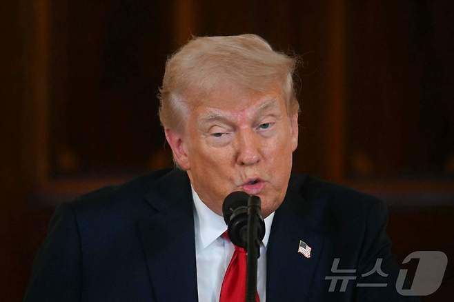 도널드 트럼프 미국 대통령이 30일(현지시간) 워싱턴 백악관에서 20여명의 글로벌 기업 CEO가 참석한 가운데 열린 '미국 투자' 행사서 “오늘 참석한 기업들은 모두 합쳐 2조달러 이상의 신규 미국 투자를 발표했다” 고 말하고 있다. 2025.05.01 ⓒ AFP=뉴스1 ⓒ News1 우동명 기자