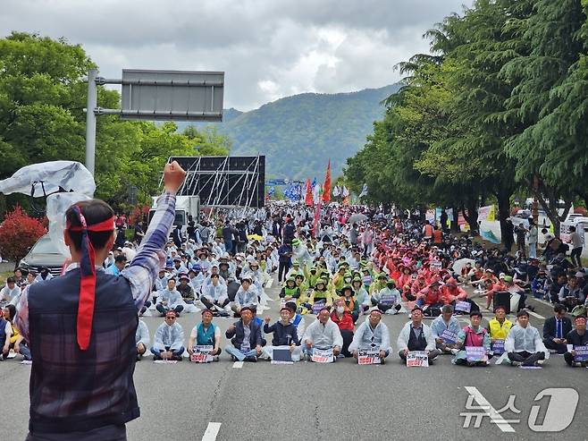 민주노총 경남본부가 1일 오후 경남 창원시 성산구 용호동 최윤덕 동상 앞 중앙대로에서 노동절 집회를 열고 있다. ⓒ 뉴스1 박민석 기자