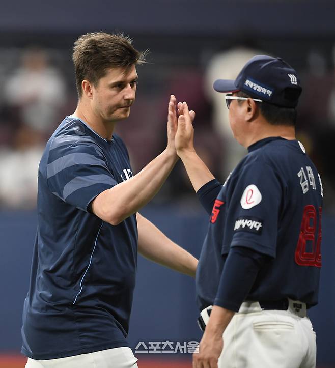 롯데는 1일 고척스카이돔에서 열린 2025 KBO리그 키움과 원정경기에서 5-0으로 승리했다. 롯데 김태형 감독이 선발승을 기록한 데이비슨과 하이파이브를 나누고 있다. 고척 | 박진업 기자 upandup@sportsseoul.com